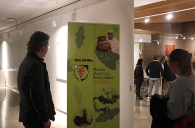 inauguración museo dominico amazónico rollup Juanjo y Cris