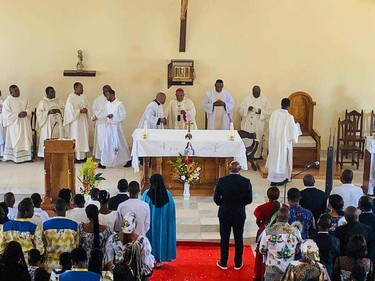 Frailes y arzobispo inauguración Parroquia Malabo