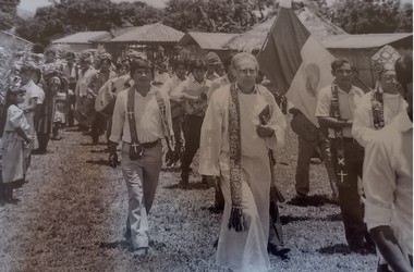 Fray Pablo Iribarren, OP acompañándo al obispo Samuel Ruiz en una confirmaciones en la selva lacandona (Chiapas, Mexico)