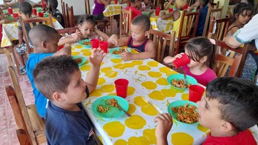 Martí-niños-compartiendo-comida