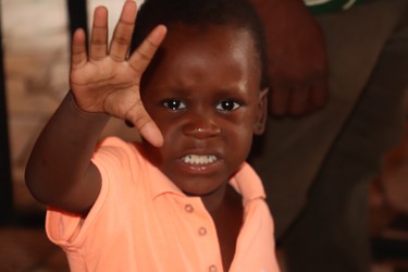 Niño del orfanato de Malabo llamando la atención (Guinea Ecuatorial)