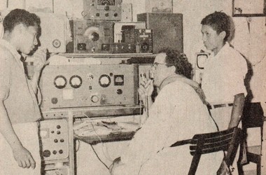 P. Tomás Guerrero Radio enseñando jovenes nativos