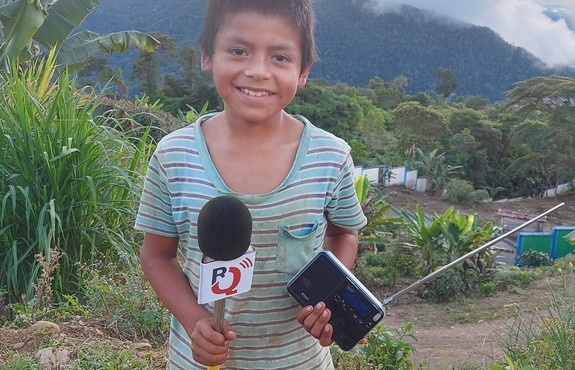 Radio Quillabamba niño con radio